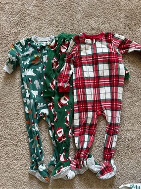 Bundle of 3 FLEECE Carters footie Pajamas- size 2T